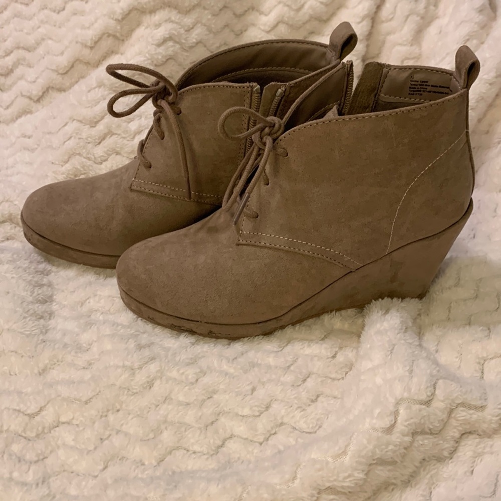 DV Shoes • 7.5 •Beige/Tope Color